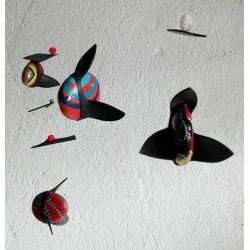 mobile poisson volant en galets peints tenu par des nageoires en caoutchouc